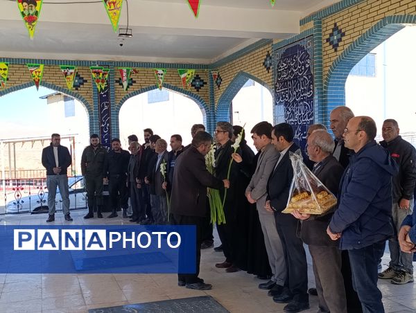 گلباران قبور شهدای شهر سفیددشت به مناسبت دهه فجر