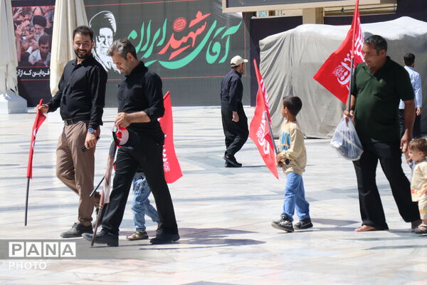 حرم مطهر امام رضا(ع)، میزبان زائران و عزاداران رهبر شهید