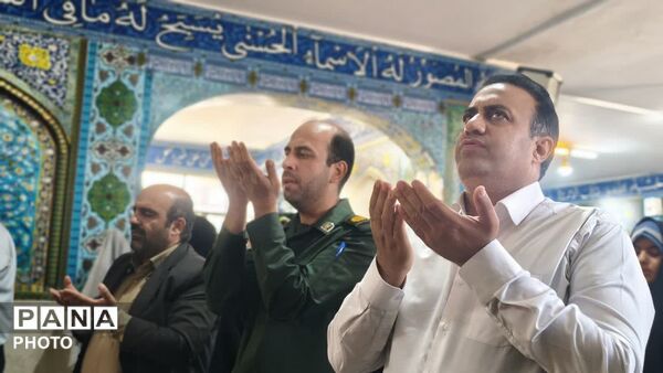 اقامه نخستین نماز جماعت سال تحصیلی جدید در دبیرستان فرهنگیان ناحیه ۴ اصفهان