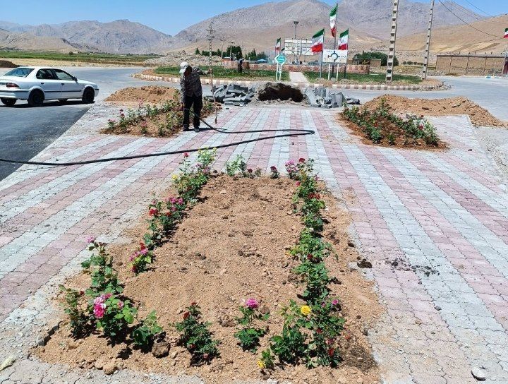 شکوفه های رنگی در میدان ولیعصر(عج) بیرانشهر؛ هدیه‌ای از شهرداری به شهروندان