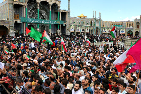 حضور پرشور نوجوانان قمی در آیین استقبال از رئیس جمهوری 