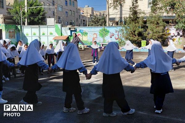 جشن شکوفه‌ها در مدارس هدی و شهید معظم شهرستان قدس با یاد دانش آموزان میناب 