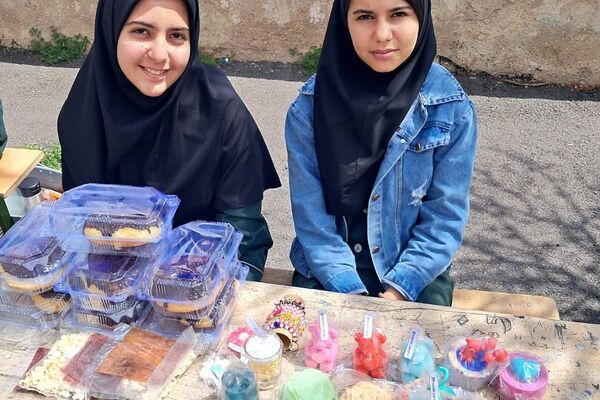 برگزاری بازارچه صنایع دستی و غذا در دبیرستان‌ حضرت‌ معصومه (س) شهرستان فیروزکوه