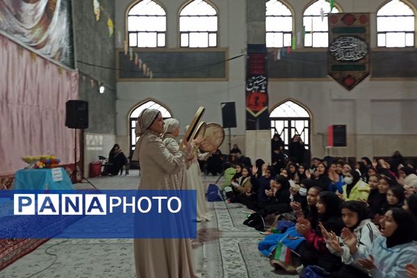 مدرسه شهید لطفی بهارستان‌دو میزبان جشن دهه فجر 