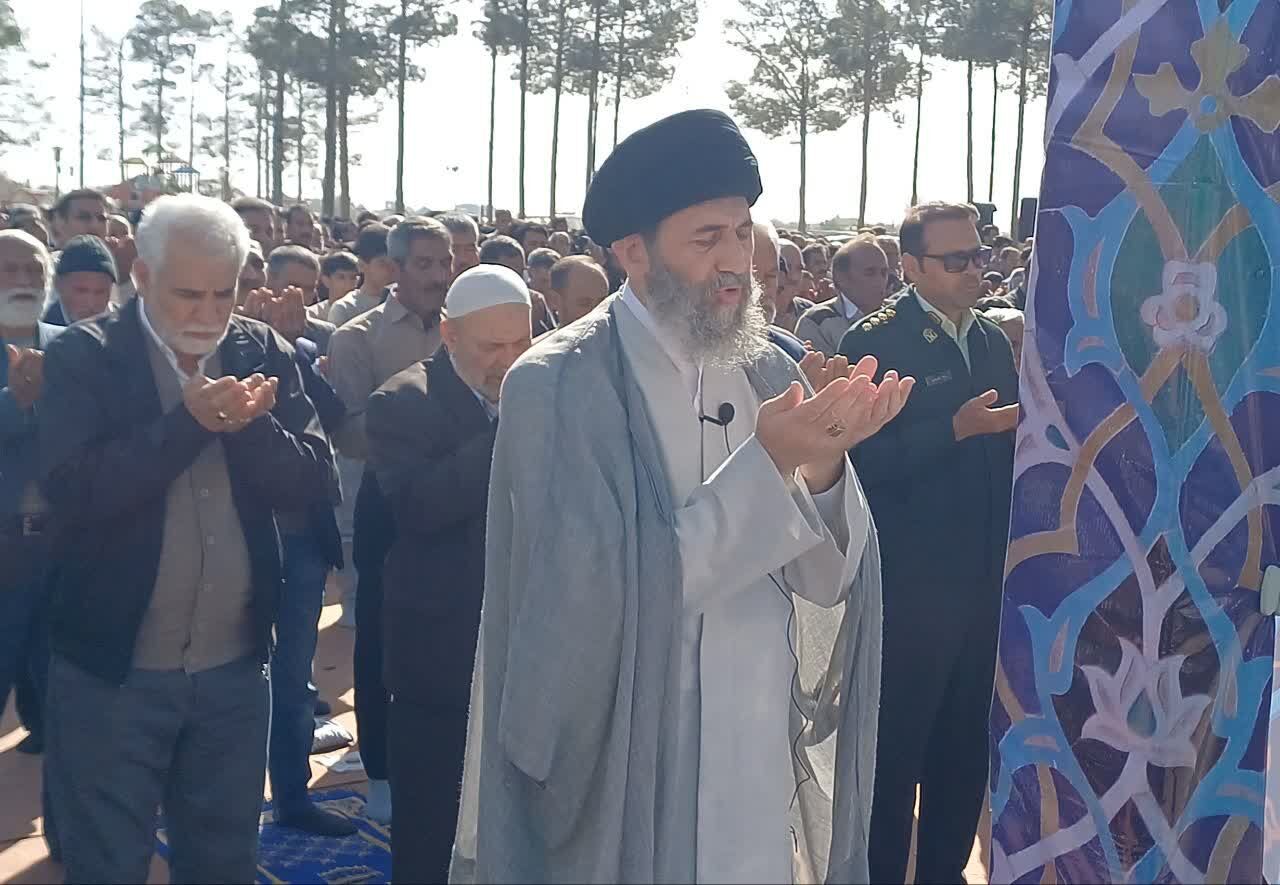 اقامه نماز با شکوه عید فطر به امامت امام جمعه حبیب آباد