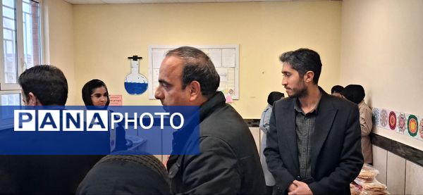 بازدید معاون توسعه و پشتیبانی آموزش و پرورش خلیل آباد از بازارچه کار آفرینی جوانه های انقلاب