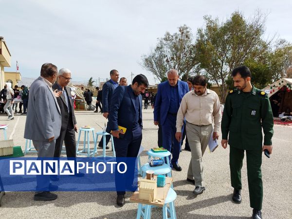 نمایشگاه دست‌سازه‌های دانش‌آموزی و بازارچه مدرسه‌ای در مدرسه شهید رنجبر