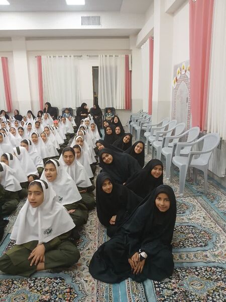 نسیم دانایی در کویر مروست: هفته کتاب و کتاب‌خوانی با شور و نشاط در مدرسه زینب(س) 