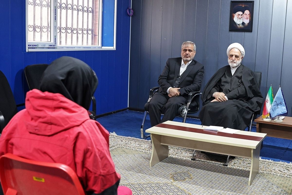 براساس بخشنامه سازمان زندان‌ها الزام زنان به استفاده از چادر ممنوع است