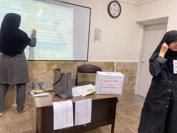 برگزاری انتخابات شورای دانش آموزی در دبیرستان مطهره ناحیه ۶