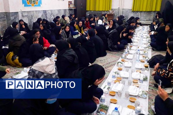 برگزاری مراسم افطار در مدرسه حضرت زینب ناحیه یک ری