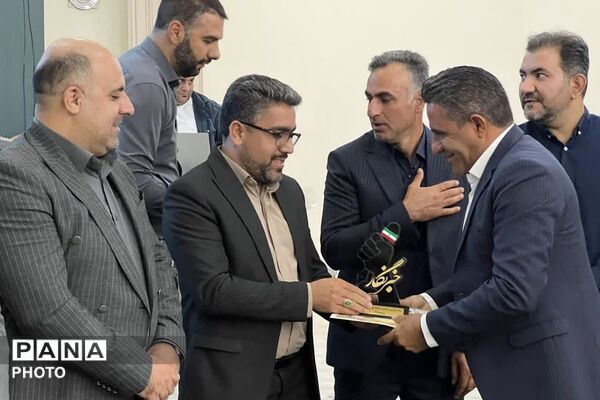 تجلیل از تلاش‌های ارزشمند خبرنگاران و فعالان رسانه‌ای شهرستان فیروزکوه