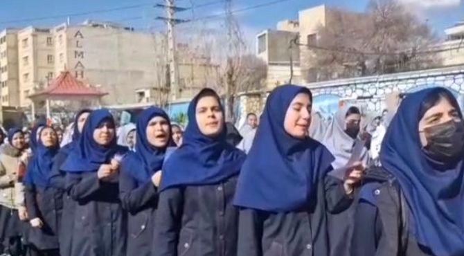 طنین سرود «ایرانمون» در دبیرستان حضرت معصومه(س) ناحیه ۴ کرج