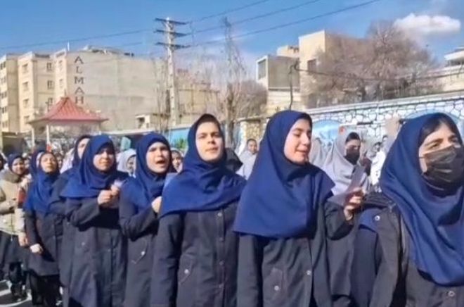 طنین سرود «ایرانمون» در دبیرستان حضرت معصومه(س) ناحیه ۴ کرج