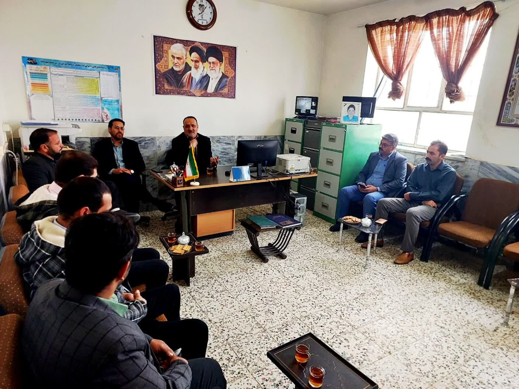 در مناطق روستایی و مرزی شهرستان معلمان امید دانش‌ آموزان هستند