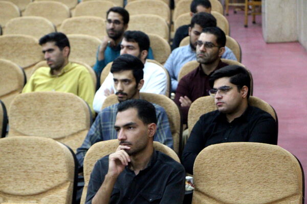 نشست معلمان شهر یزد با محسن قنبریان در یزد