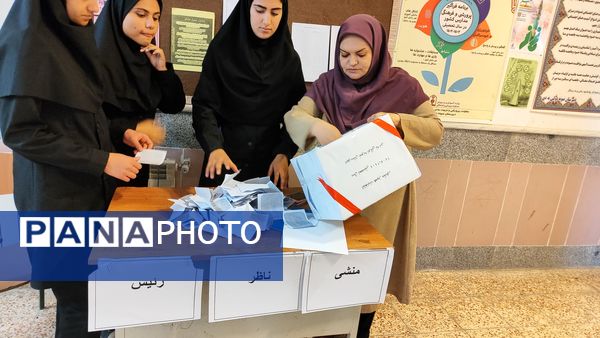 برگزاری انتخابات همیار مشاور در مدرسه نمونه دولتی ۹ دی یاسوج با شعار «همیار مشاور برتر، مدرسه برتر»