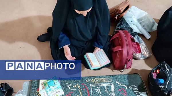 قرائت زیارت عاشورا توسط زائران مسجد جمکران در گلزار شهدای یاسوج