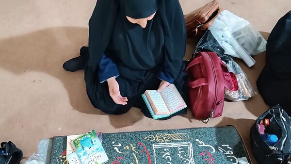 قرائت زیارت عاشورا توسط زائران مسجد جمکران در گلزار شهدای یاسوج