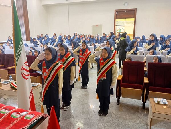مراسم  تحلیف پیشتازان چهارمی در دبستان آرمینه مصلی نژاد 