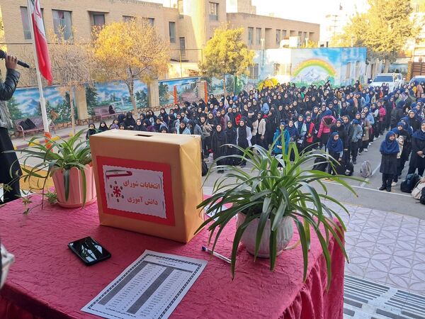 شور و نشاط دانش‌آموزان مدرسه حضرت معصومه (س) ناحیه 4 کرج در انتخابات شورای دانش‌آموزی