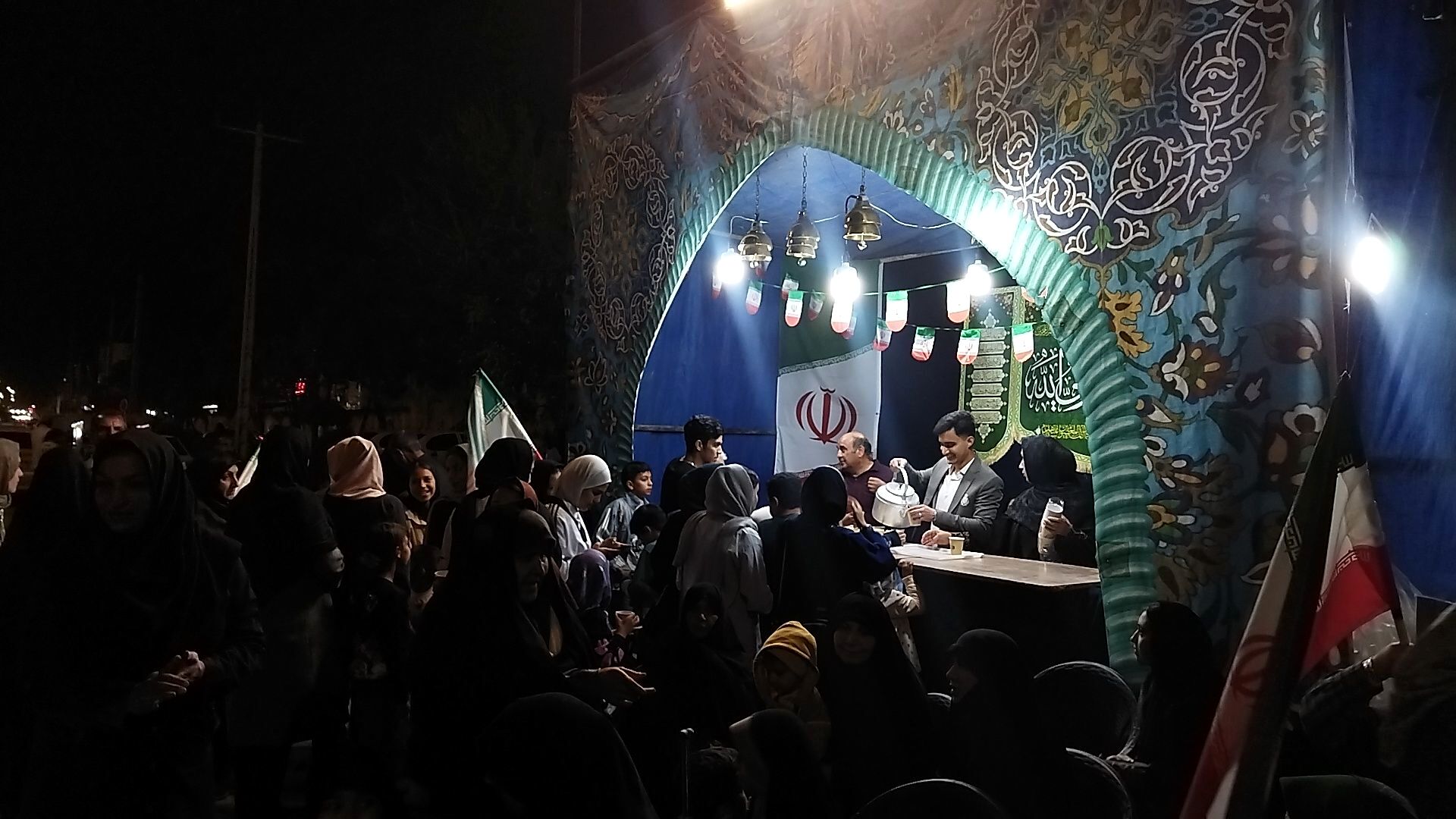 گذری بر فعالیت موکب بلوار غزالی در پنجاه و پنجمین شب از اجتماعات مردمی 