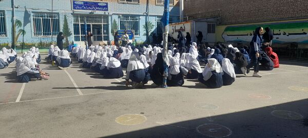 بازدید سبزپوشان نیروی انتظامی با دانش‌آموزان مدرسه ربابه هاشمیان یزدی