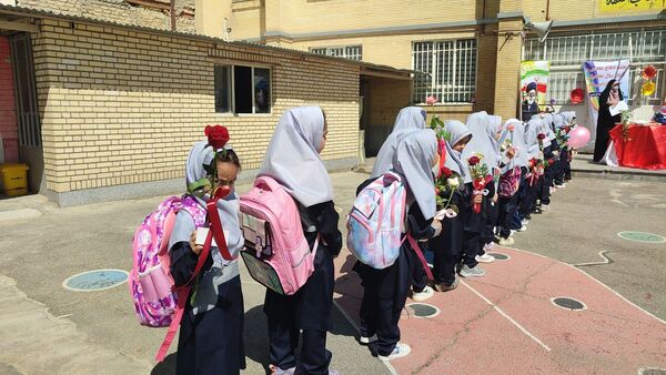 مراسم جشن شکوفه‌‎ها در دبستان شاهد حاج تقی آقا بزرگ مشهد 