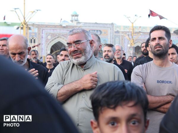 بارگاه منوّر رضوی در سالروز شهادت امام رضا (ع) یکپارچه سیاهپوش و لبریز از سوز و گداز عزاداران شد