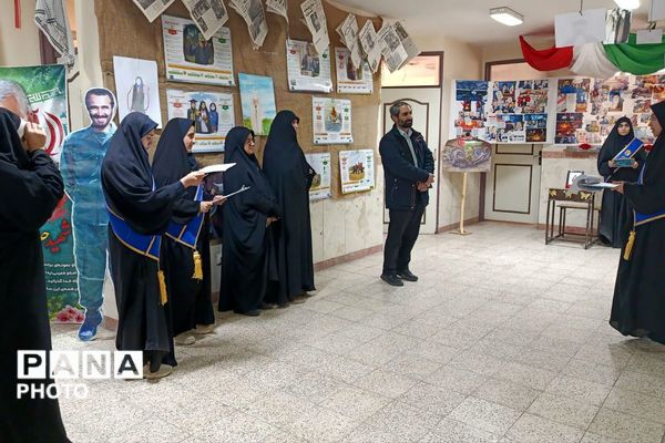 بازدید رئیس اتحادیه انجمن‌های اسلامی دانش‌آموزی استان تهران از نمایشگاه‌های «مدرسه انقلاب» در فیروزکوه