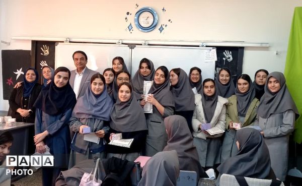 تقدیر از دانش آموزان برتر آموزشی وتربیتی دردبیرستان دوره اول آرمینه مصلی نژاد ناحیه ۶