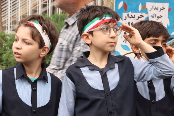 مراسم تشییع پیکر معلم شهید حجت‌الله یوسفیه با حضور باشکوه مردم شهرستان ورامین 