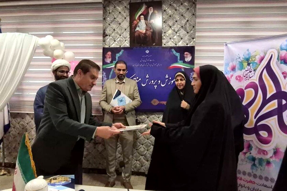 تقدیر از بانوان شاغل در اداره آموزش و پرورش کهریزک 