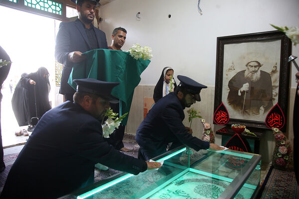 عطرافشانی مزار شهید آیت الله «شیخ فضل الله نوری»