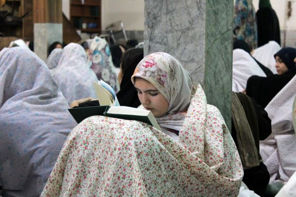 روز اول اعتکاف دانش‌آموزی با حال و هوای عبادت و راز و نیاز با خدا