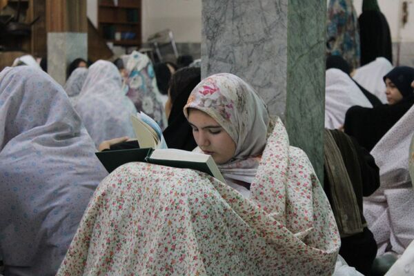 روز اول اعتکاف دانش‌آموزی با حال و هوای عبادت و راز و نیاز با خدا