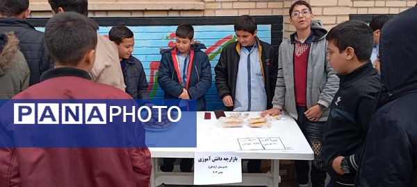 برگزاری بازار چه دانش‌آموزی دبیرستان پسرانه متوسطه اول آزادگان شهرستان کاشمر 