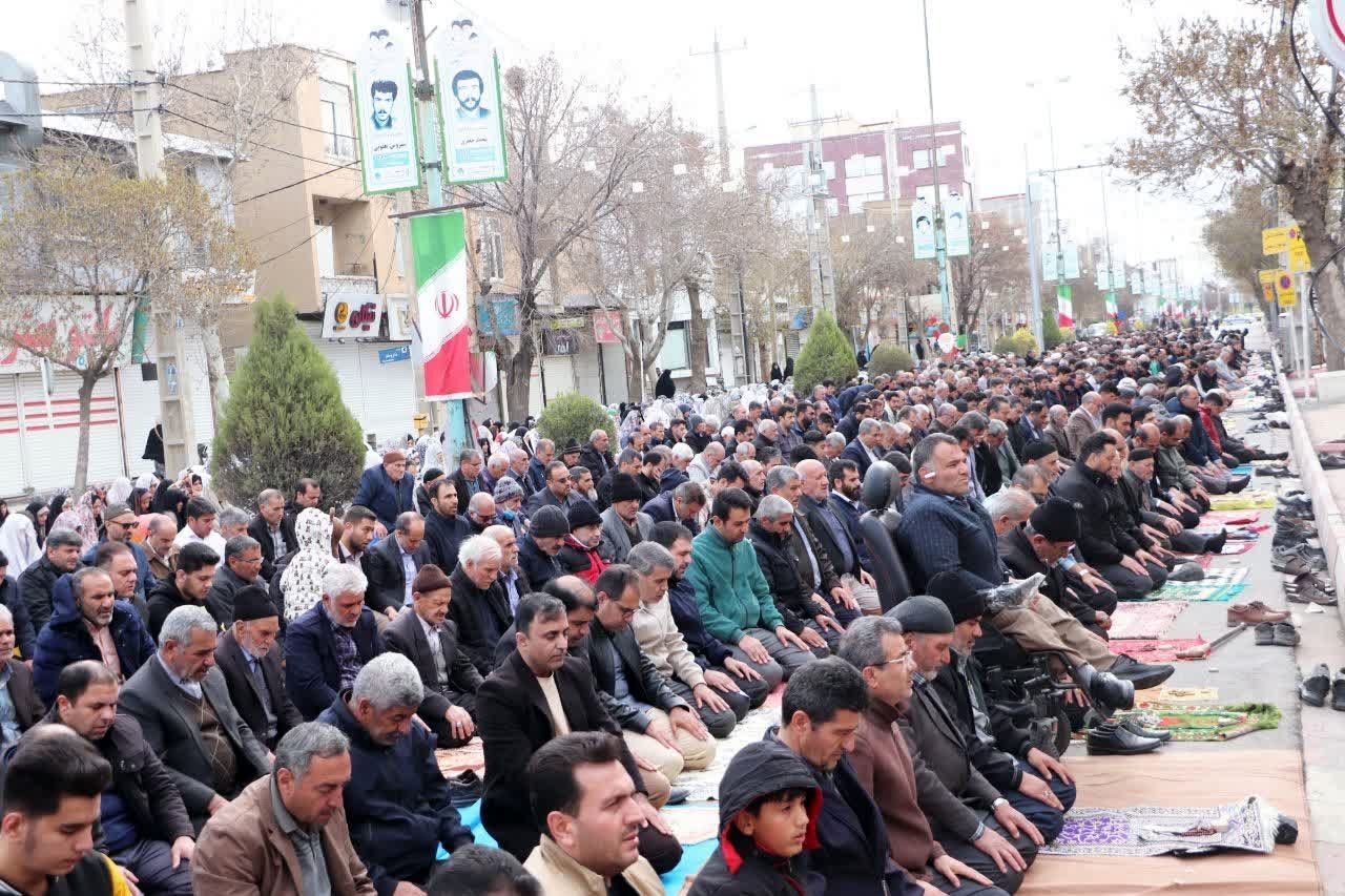 صفوف به‌هم پیوسته نمازگزاران در قروه