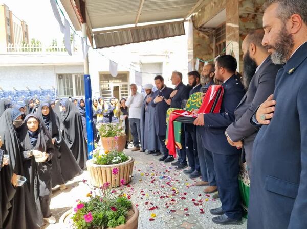 پرچم گردانی حرم مطهر امام رضا (ع) در دبیرستان دخترانه خدیجه کبری (س) ناحیه۴ اصفهان