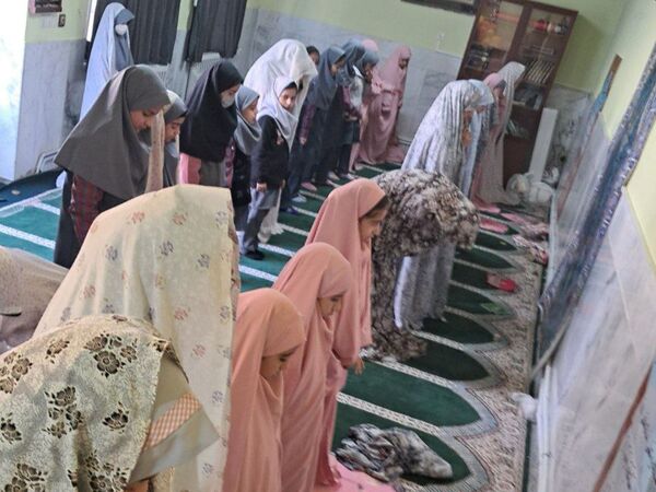 شرکت دانش‌آموزان مدرسه حضرت زینب(س) در نماز جماعت