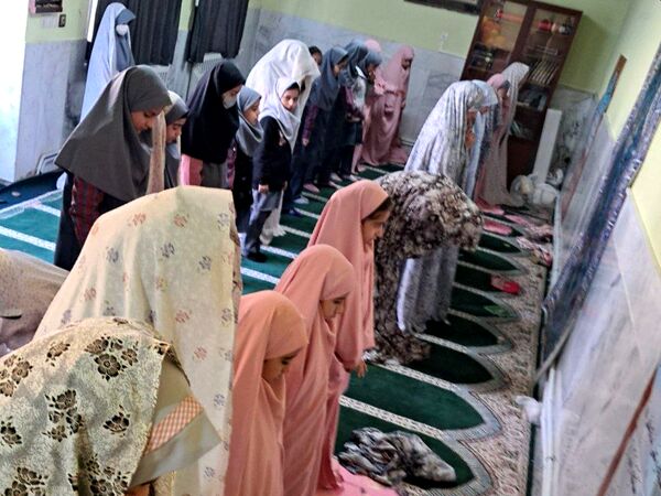شرکت دانش‌آموزان مدرسه حضرت زینب(س) در نماز جماعت