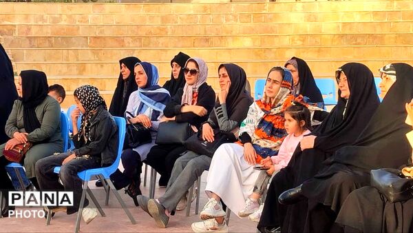 برگزاری همایش پیاده روی خانوادگی در باغ بانوان نجف آباد 