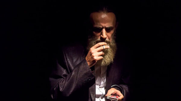 پایان اجرای نمایش «عالیجناب M1» پس از ۱۸ روز روی صحنه