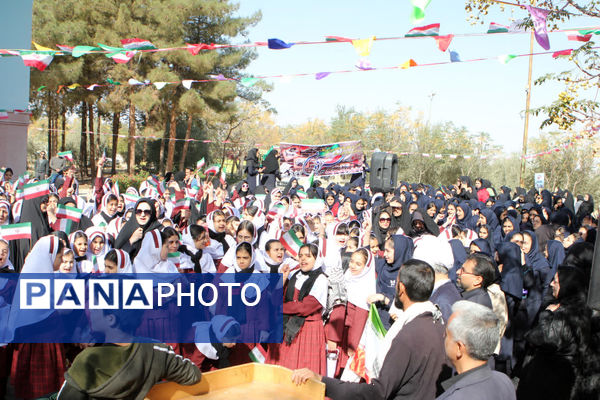 مجتمع مدارس سما کاشان ۱۳ آبان را با یاد شهدا و نام زهرا(س) گرامی داشت