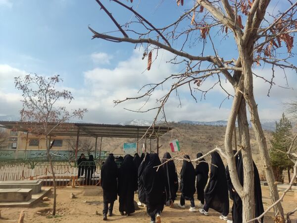 غبار‌روبی مزار شهدا در آستان مقدس امام زاده جعفر (ع) منطقه میانکوه 