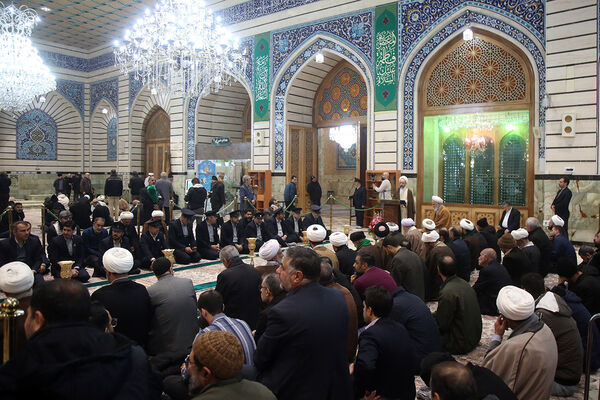 گلباران مزار آیت الله مصباح یزدی در حرم حضرت معصومه(س)