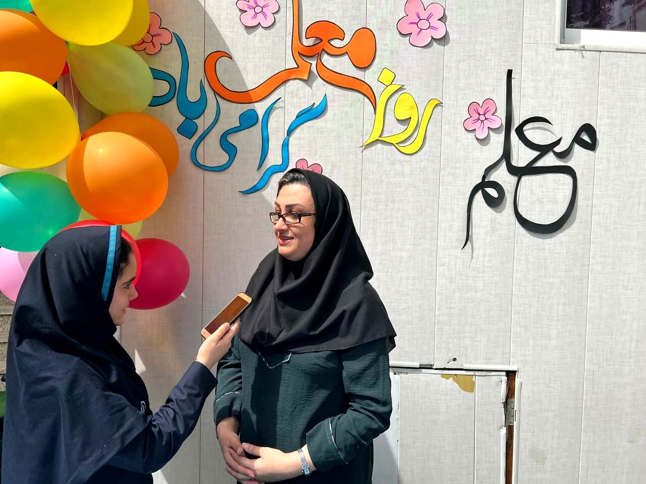 معلمی وصف عشق است