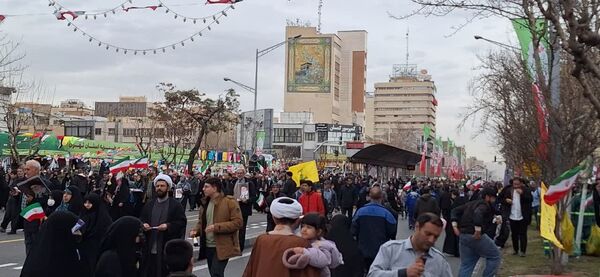 حضور گسترده و منسجم دانش آموزان و فرهنگیان منطقه ۱۰ در راهپیمایی ۲۲ بهمن ماه