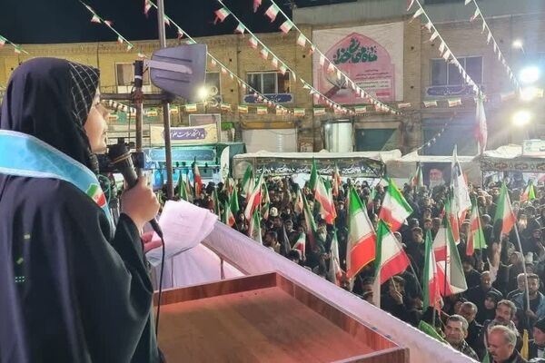قرائت بیانیه دانش‌آموز زنجانی در مراسم چهلمین روز شهادت دانش‌آموزان میناب