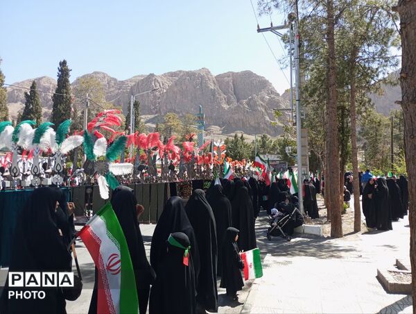 حضور پر شور مردم کرمان در چهلمین روز شهدای جنگ رمضان